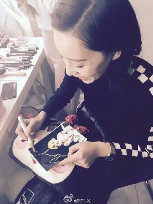 她社区大人物#【转发送李斯丹妮签名照和抱枕】四蛋现场签的新片