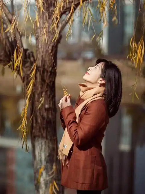 中年女士拍照怎么摆姿势优雅得体7个拍照姿势拍出秋天美照