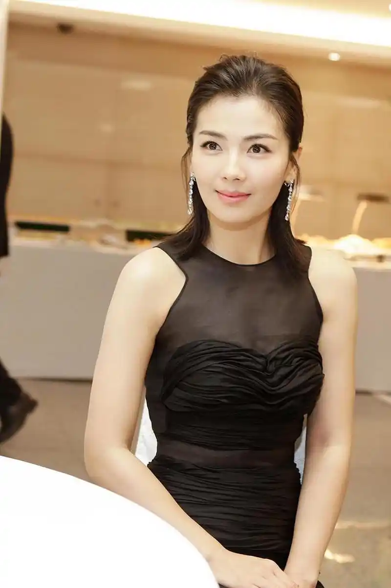 原来那时刘涛的老公王珂做生意破产,欠下了巨额欠款,他身边的朋友和