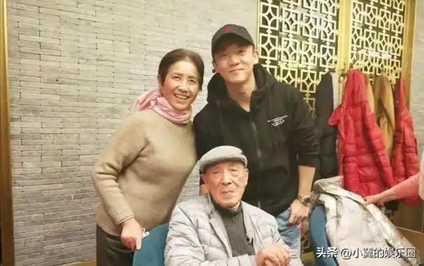 郑恺一家5口韩国旅游,苗苗新发型好抢眼,为省钱一家分开坐!