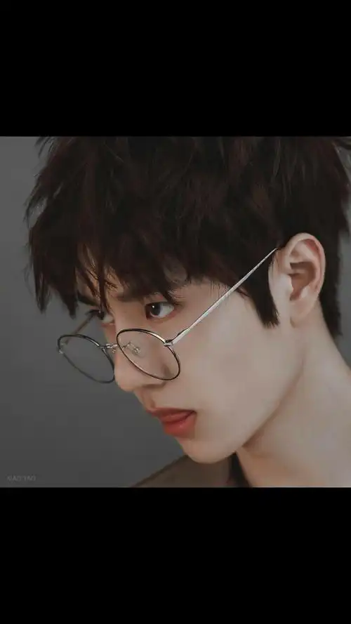 戴眼镜的帅气王一博,黑色背景图中图手机壁纸图片