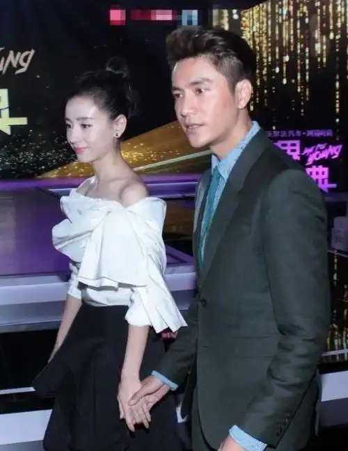 董洁与陈坤恋情曝光出席活动手牵手这是要让观众重温金粉世家