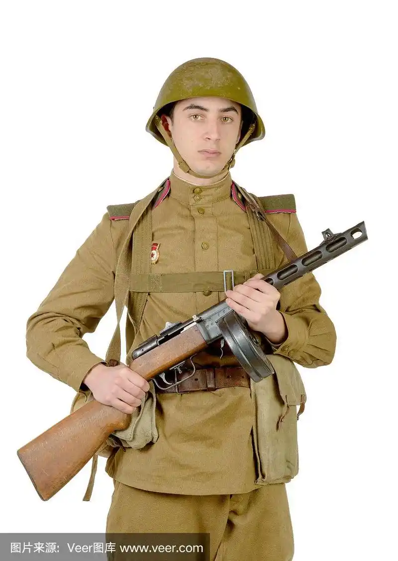 拿着机枪的年轻苏联士兵