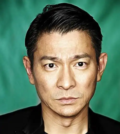 刘德华现身电影节瘦得皮包骨惹人心疼中断演唱会后真老了