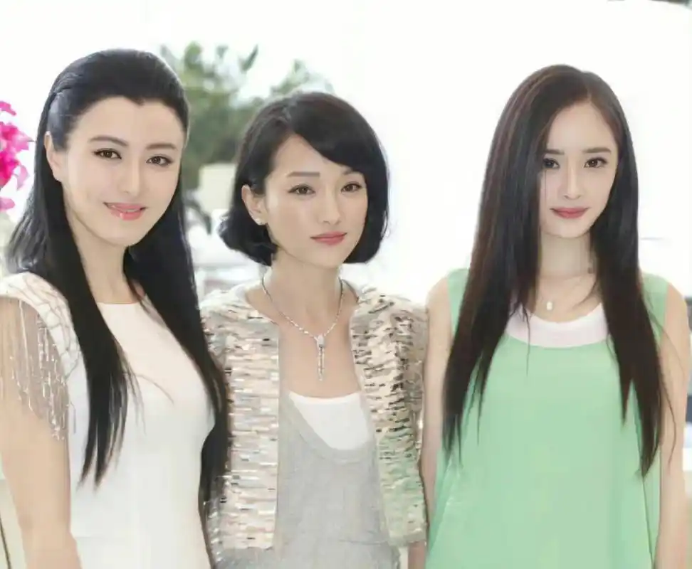 周杰伦杨幂古早合影,青涩的合影 ,现在都是顶峰相见啦,没办法 杨幂红