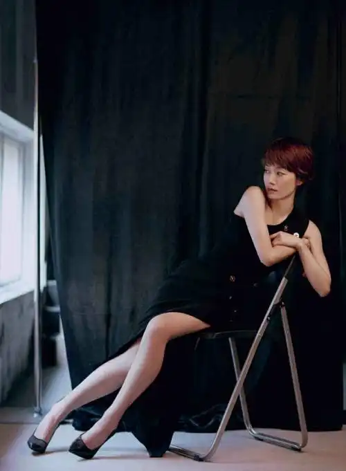 马伊琍单身后越发敢穿,裙摆开叉没什么,踩"渔网鞋"微透肉更撩人!