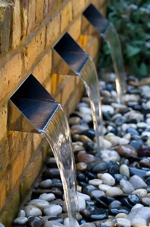 鹅卵石铺路,谁都想得到,用在水景周边做排水,这点做的却没几个_石头