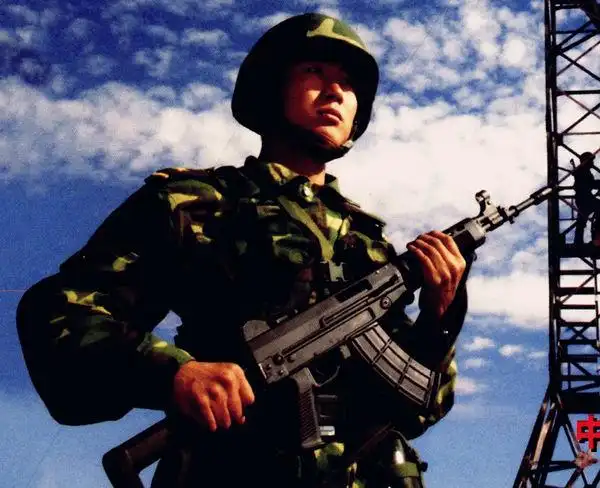 求冷酷的军人图片