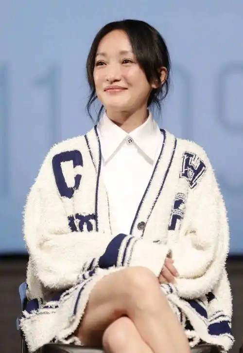 不过周迅真的不简单,明明是寒冷的季节,结果却要露出大腿,真是让人看