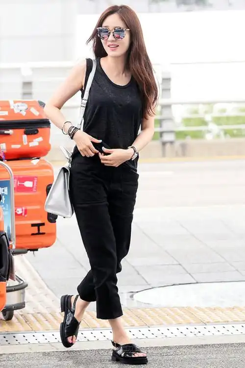 成宥利——一身allblack的背心 休闲9分裤的简单搭配,以配饰作点睛之