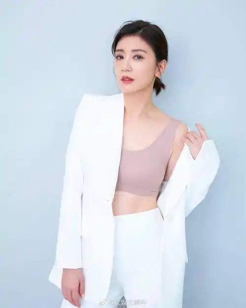 贾静雯的内衣写真,她相貌清丽,露出香肩和小蛮腰,肌肤白皙,身材曼妙