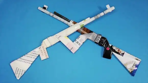 小壮手工折仿真的ak47,男孩子超喜欢的模型,手工diy折纸玩具-生活视频