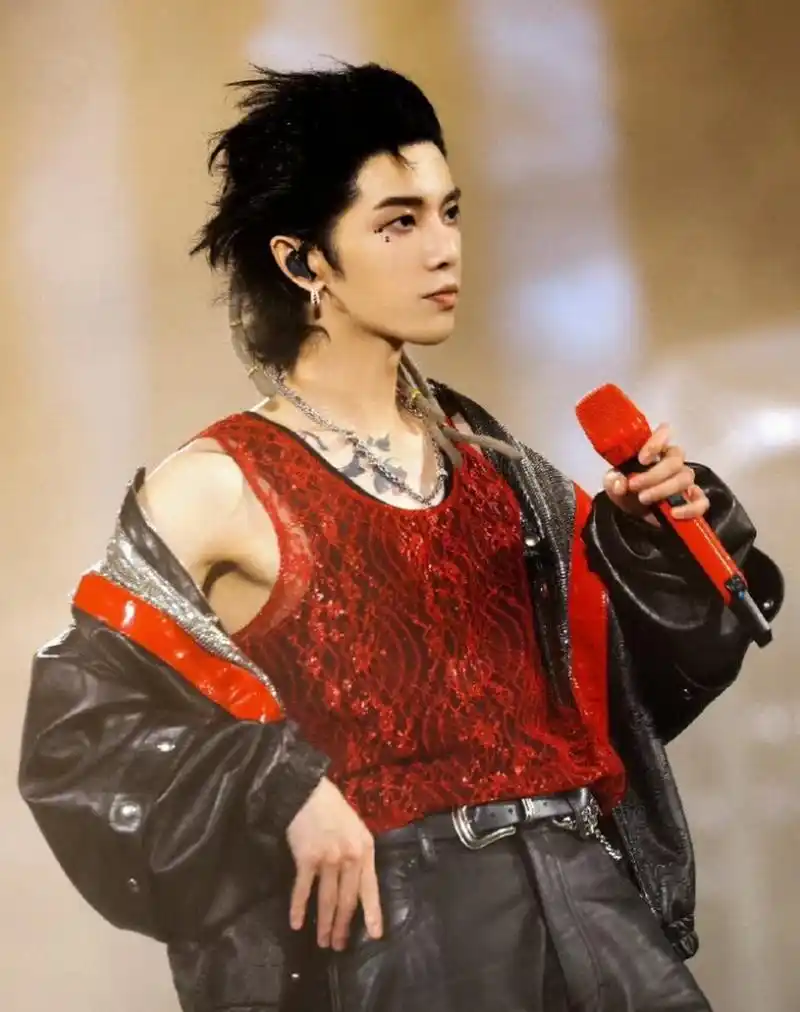 华晨宇晒最新自拍,要赶快好起来呀,不过依旧很帅呀,状态也太好了!