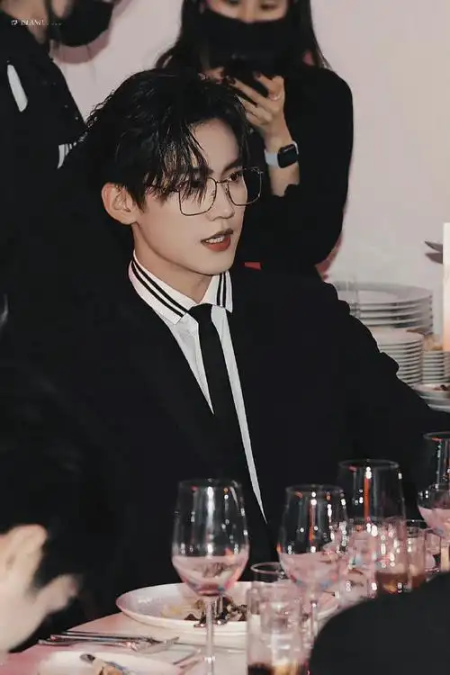 请把眼镜焊死在脸上#金丝眼镜天花板周柯宇,但是不用焊在脸上因未戴