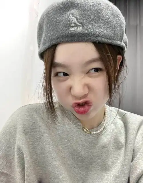 徐梦洁发布误机后休息室随拍灰色造型初秋氛围满满