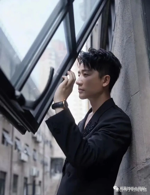 当38岁黄轩真空穿西装撞上46岁言承旭,文艺男与痞帅男差距尽显