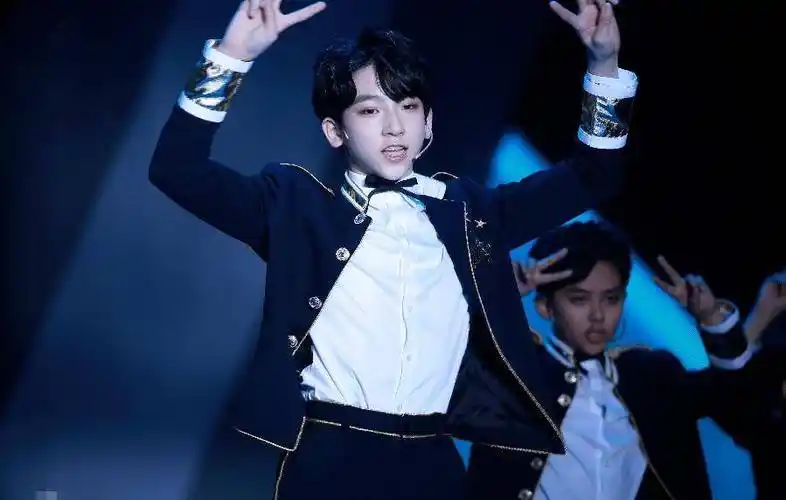 《八佰》里眼神出戏,战火中难掩少年明媚,16岁张俊一并不单一_观众