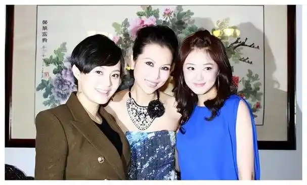 然而,再看看48岁的蒋勤勤最近在亚洲电影大奖上的状态,比起孙俪姐姐