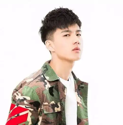 留钢夹烫的男生真的好帅