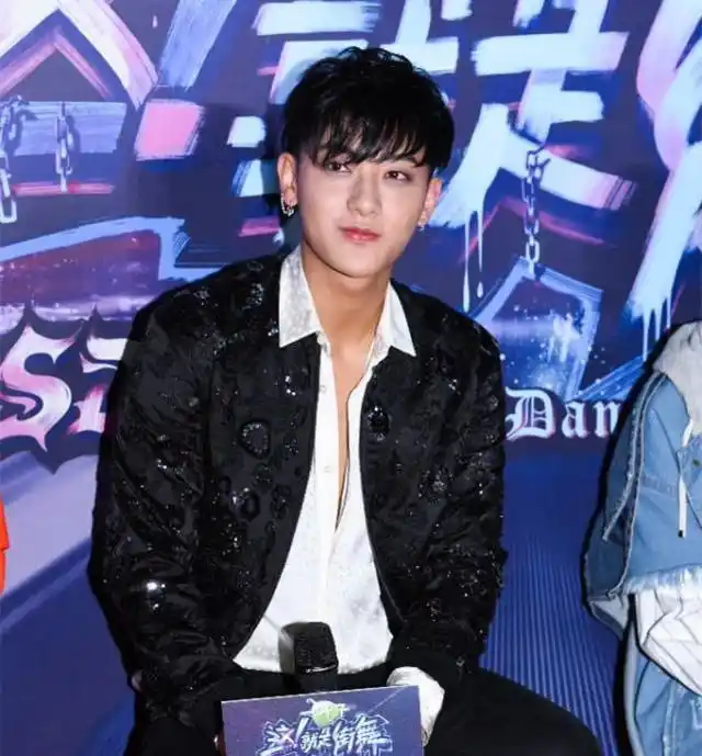 黄子韬很爱化妆,那么不化妆后的他是什么模样呢?