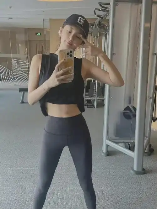 张雨绮晒健身自拍照特意强调不是库存网友这哪里像34岁的人