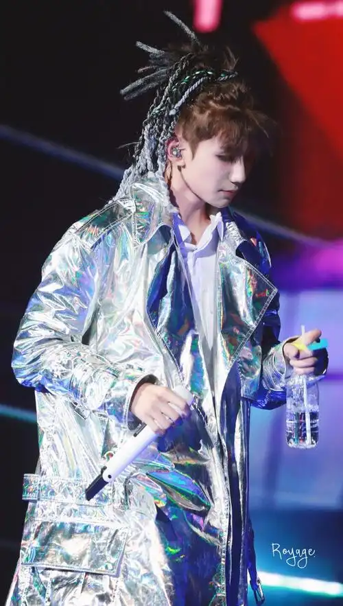 王源绿洲更新白色话筒,正在彩排中期待王源今晚精彩舞台@tfboys-王源