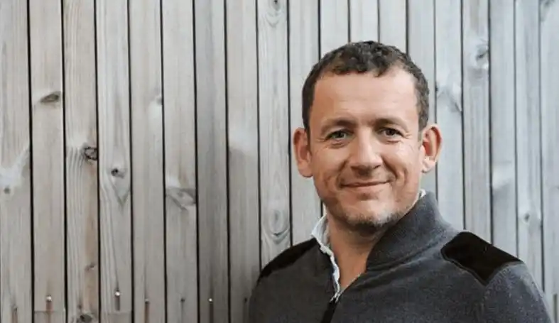 他就是法国著名喜剧大师丹尼·伯恩(dany boon).说他是法