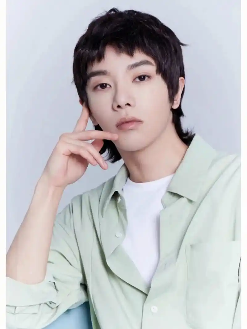 华晨宇icon以《快乐男声icon》第一名的成绩出道,成为了一名人气歌手.