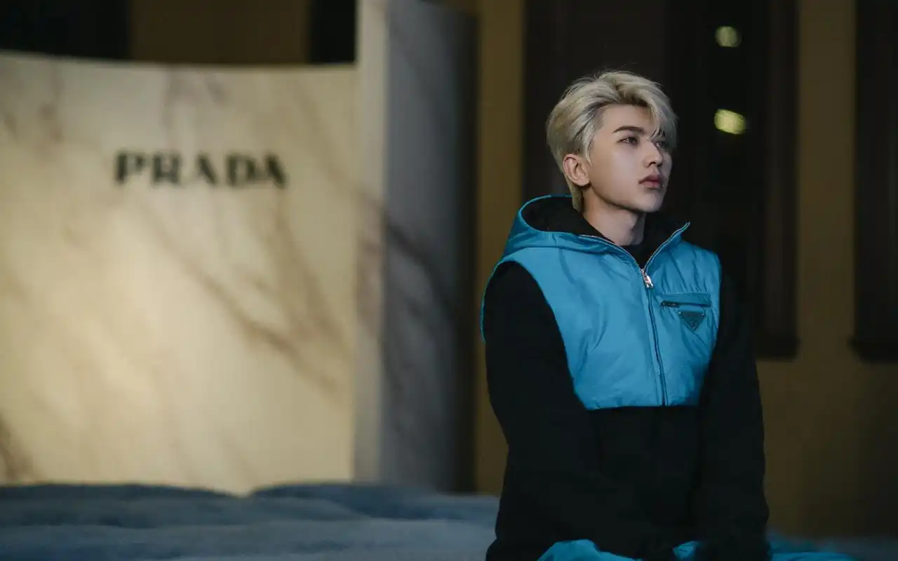 蔡徐坤品牌代言秋冬大片,论银发坤的适配程度[作揖]无论是衬衫西装