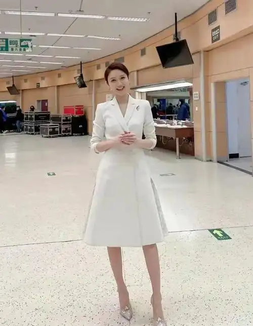 央视主持龙洋真会穿3套甜美通勤搭配谁学谁美