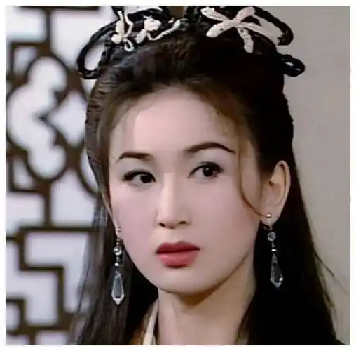 57岁温碧霞盛装出席宴会头发不慎被蜡烛点燃险遭毁容心有余悸