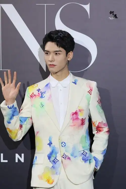 浪浪钉[超话]#时尚芭莎红毯太帅了啊啊#龚俊好像花蝴蝶