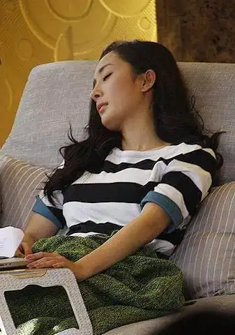 王俊凯睡姿太销魂明星们都是这样睡觉的