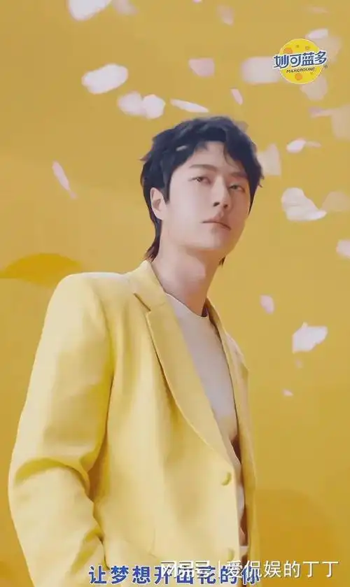 王一博黄西装惊艳全网,时尚酷盖再掀热潮!