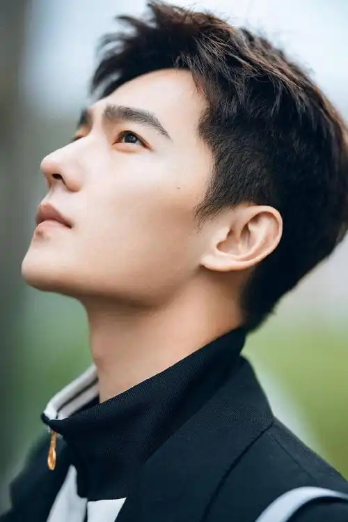 杨洋最新大片曝光 一身黑色西装绅士有型