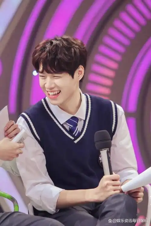 若再加上有一双超迷人电眼和阳光治愈的笑容,那绝对是能迷倒不少观众