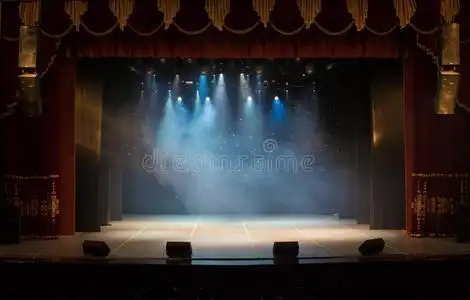 照亮剧院剧院的一个空舞台,由聚光灯和烟雾照亮照片