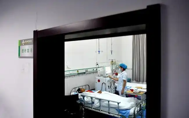 图为陕西一家医院内患者在接受治疗 新华社图