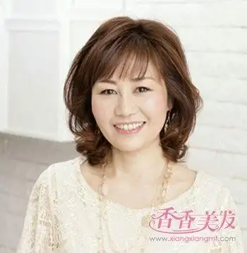 老太太烫发发型2018好看的烫发发型