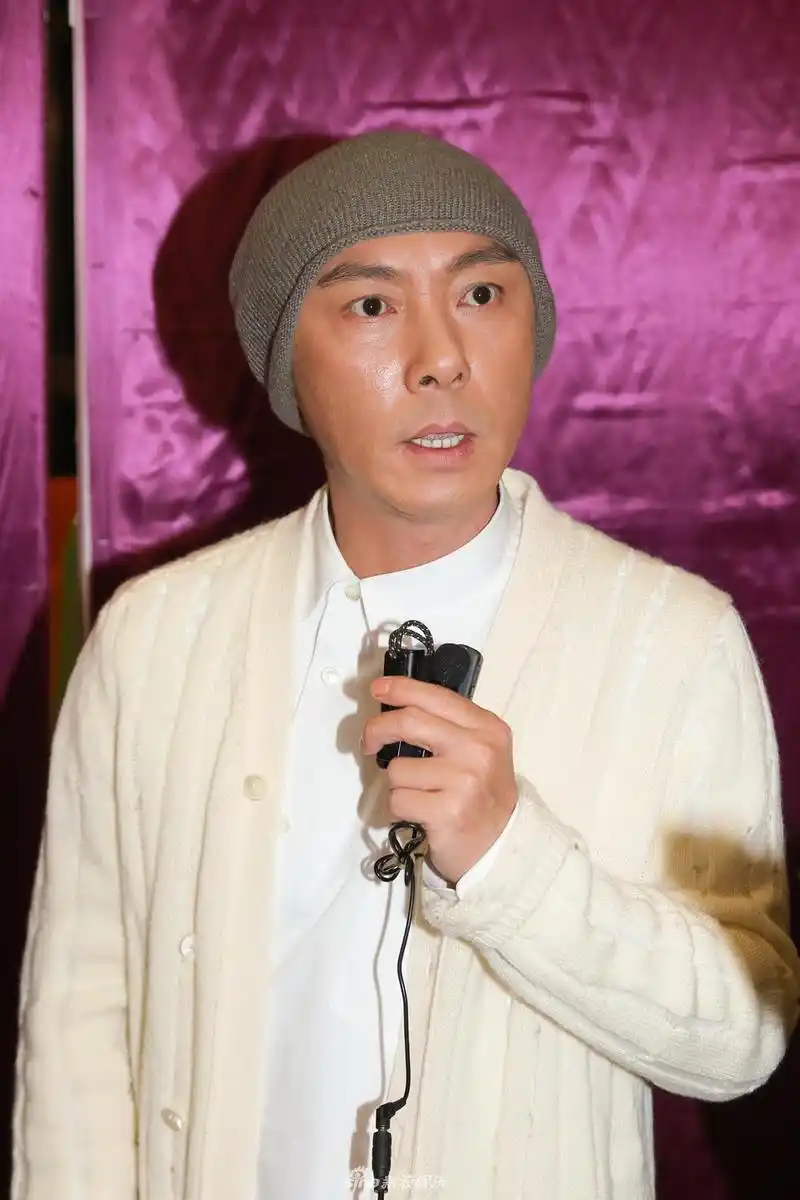 组图张卫健五五身造型亮相新剧庆功宴拿记者相机帮拍照