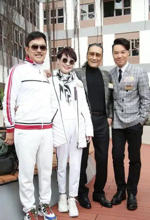 仍扮少女,和老公狂街噘嘴卖萌,当街秀恩爱不避讳_江耀城_狄波拉_老婆