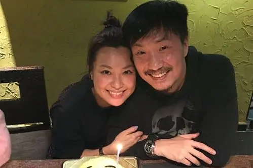 曝郑中基妻子二胎后身形消瘦憔悴,亲送女儿上课却朴素似路人_余思敏