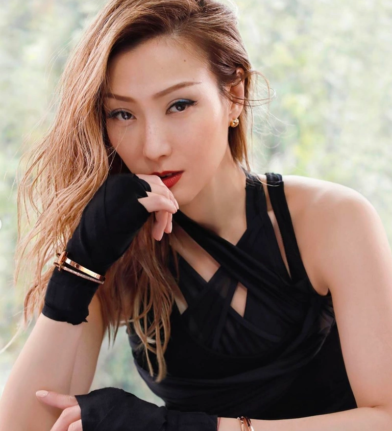 郑秀文穿深v西装露性感美背 烈焰红唇气场全开