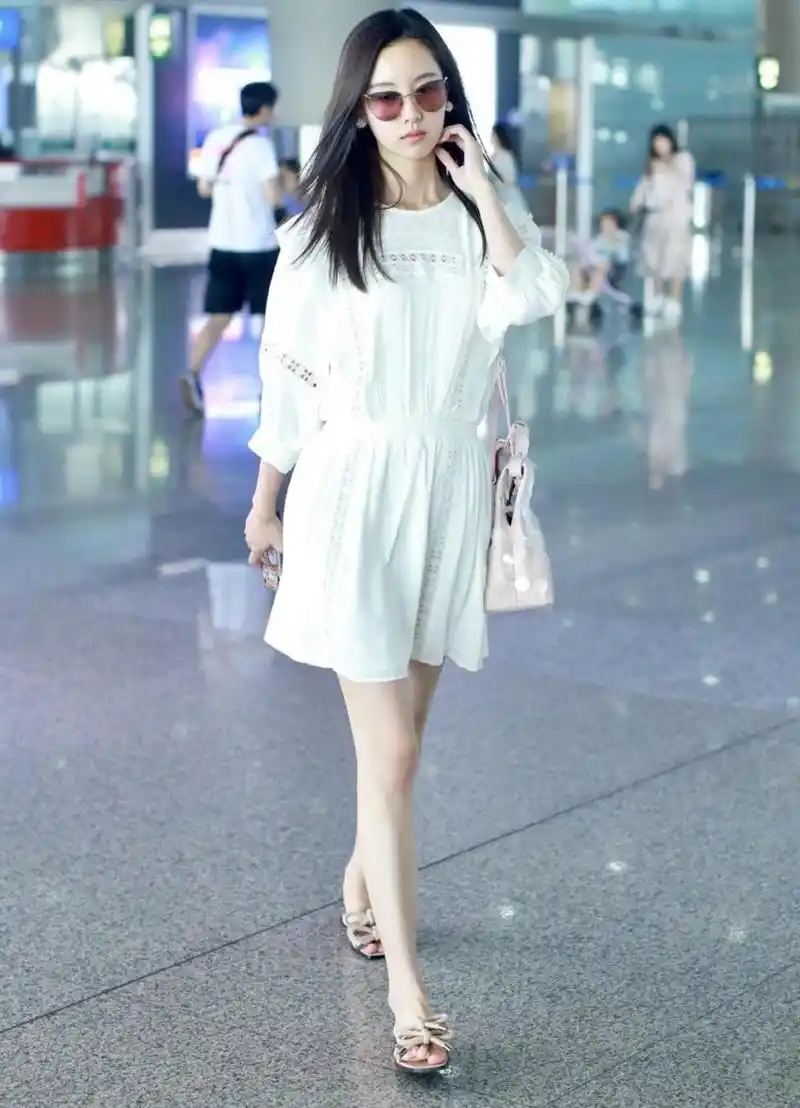陈都灵真是温柔到极致了!白色连衣裙轻盈飘逸,长发披肩太清纯