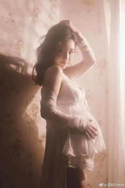 准妈妈雪梨晒照肚大如箩 撩发妩媚少女感十足