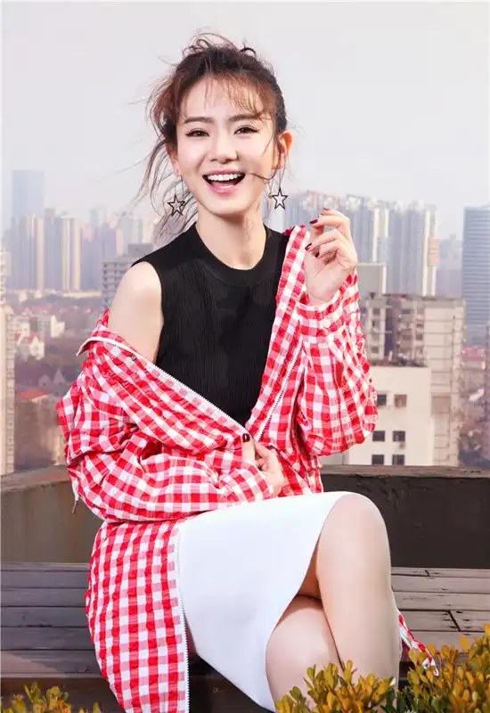 戚薇二次元封面曝光 女王转型丸子头少女