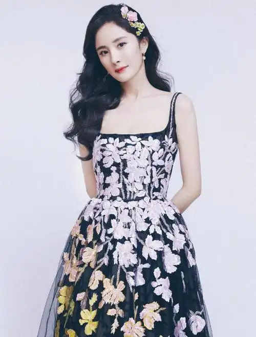 组图杨幂一袭鲜花礼服温婉明艳鬓边花饰点缀精致可人