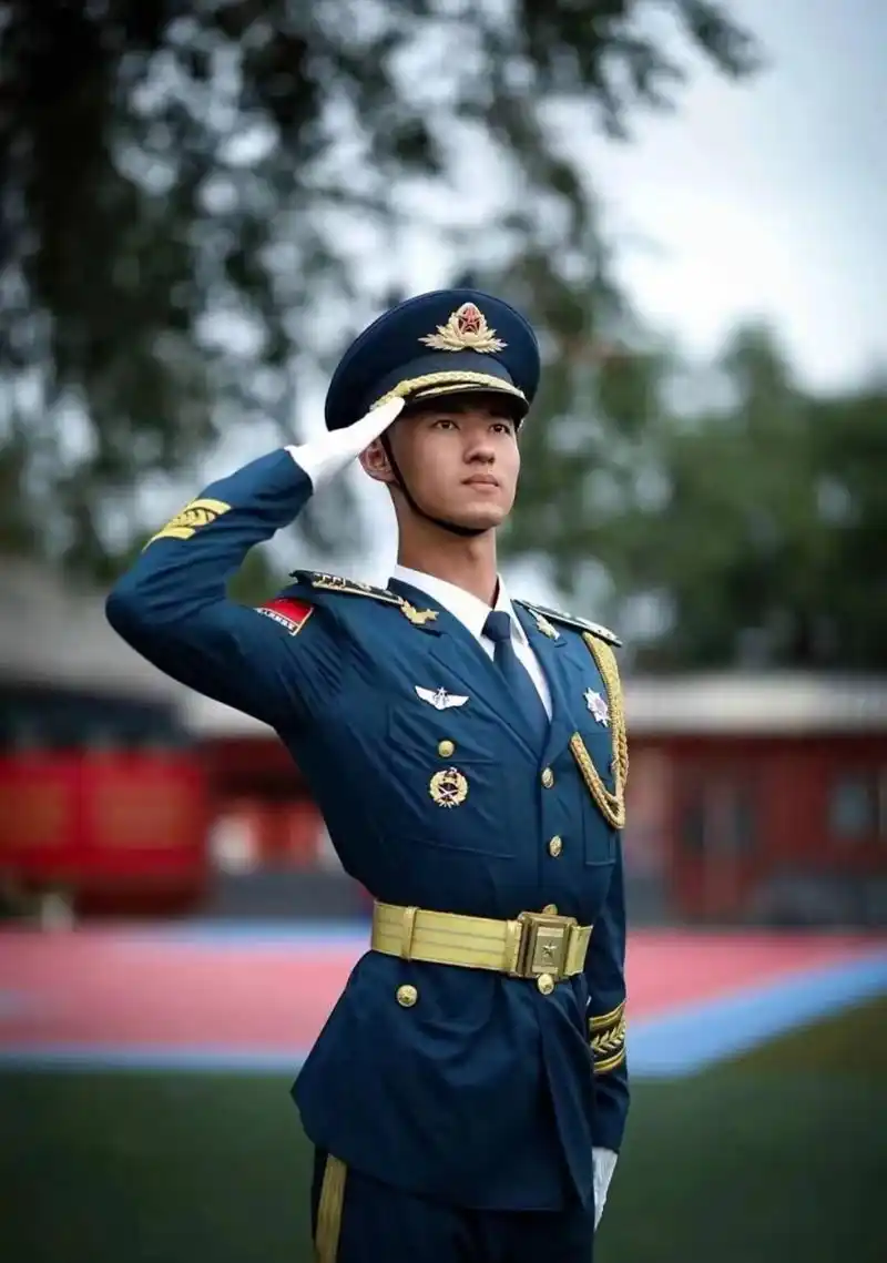 英姿飒爽,中国军人 敬礼!