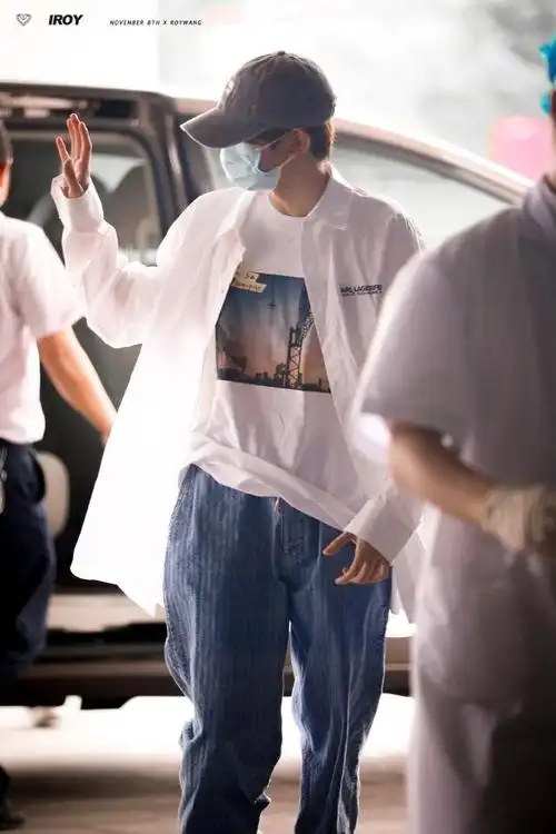 王源的私服look:日落街头景象印花短袖搭配条纹抽绳牛仔裤,休闲穿搭看