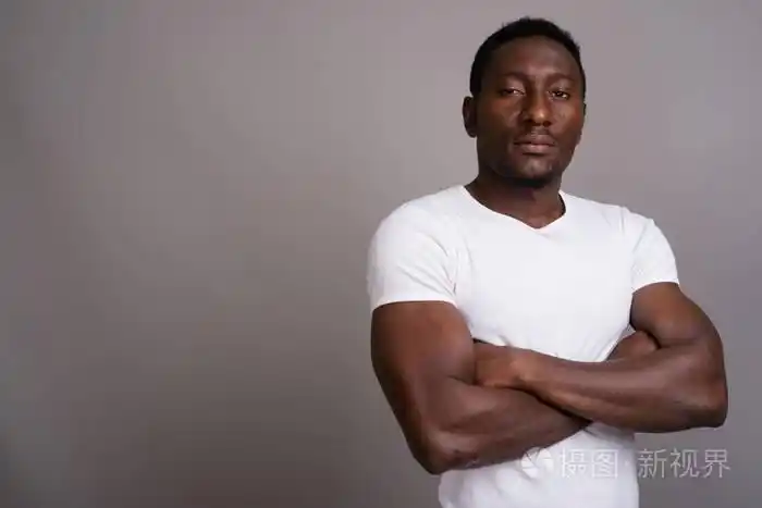 年轻英俊的非洲人在灰色背景